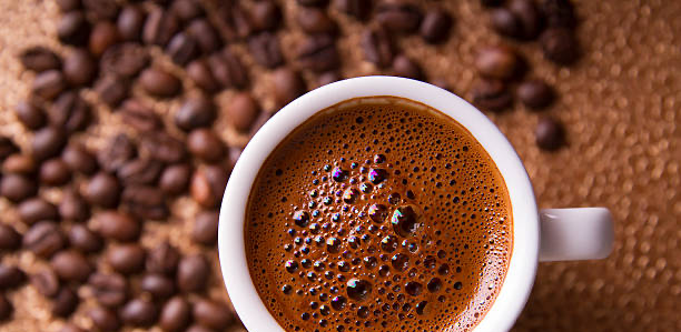 Frischer Kaffee mit Kaffeebohnen