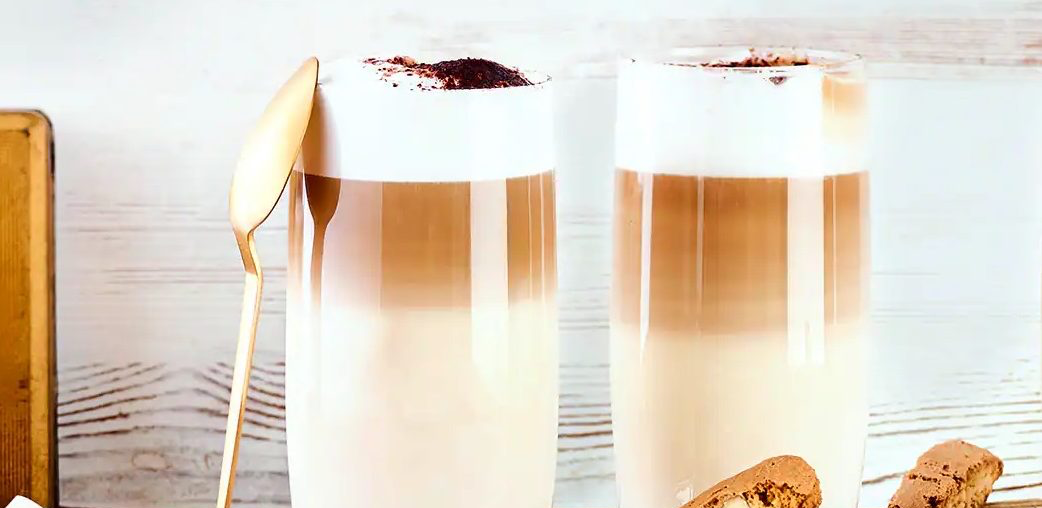 Latte Macchiato und Gebäck